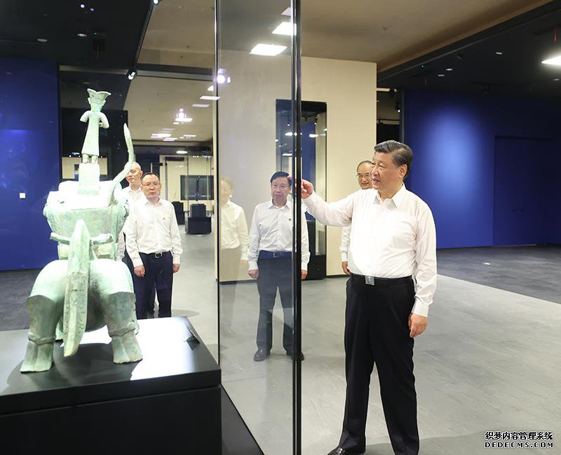 　△2023年7月26日，习近平总书记在位于四川德阳市广汉市的三星堆博物馆新馆参观。